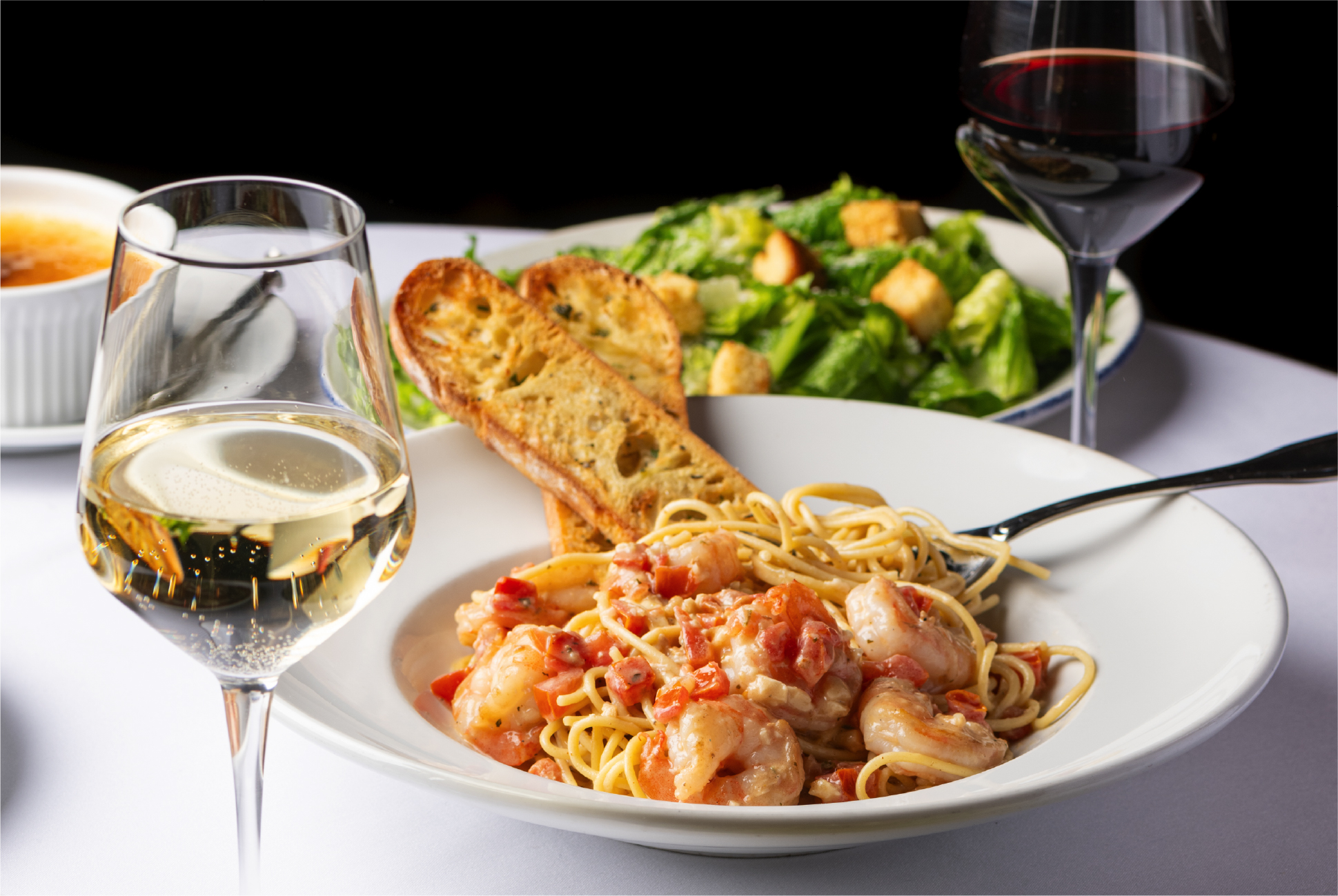 A bowl of shrimp scampi witha side salad