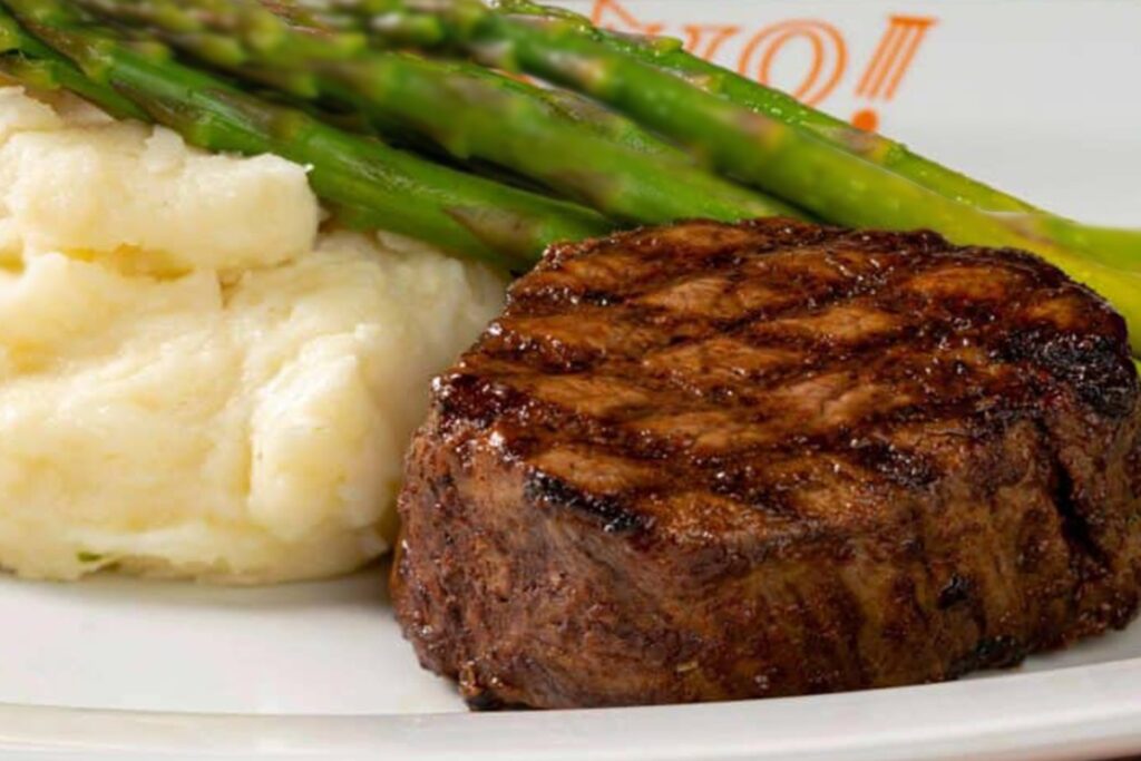 Steak with mashed potatoes and asparagus